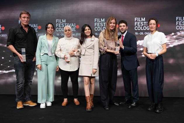Die Preistraeger von links: Schauspieler Oliver MASUCCI (International Actors Award) Olfa HAMROUNI mit ihren Toechtern Eya und Tayssir, (Phoenix Preis fuer den Film FOUR DAUGHTERS der Regisseurin Kaouther Ben Hania), Regisseurin Justine TRIET (Filmpreis Koeln), Regisseur Xavier DOLAN, (The Hollywood Reporter Award), Katharina HUBER, Filmemacherin, Regisseurin (Filmpreis NRW) Film Festival Cologne awards in Koeln, 26.10.2022.