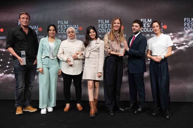 Die Preistraeger von links: Schauspieler Oliver MASUCCI (International Actors Award) Olfa HAMROUNI mit ihren Toechtern Eya und Tayssir, (Phoenix Preis fuer den Film FOUR DAUGHTERS der Regisseurin Kaouther Ben Hania), Regisseurin Justine TRIET (Filmpreis Koeln), Regisseur Xavier DOLAN, (The Hollywood Reporter Award), Katharina HUBER, Filmemacherin, Regisseurin (Filmpreis NRW) Film Festival Cologne awards in Koeln, 26.10.2022.
