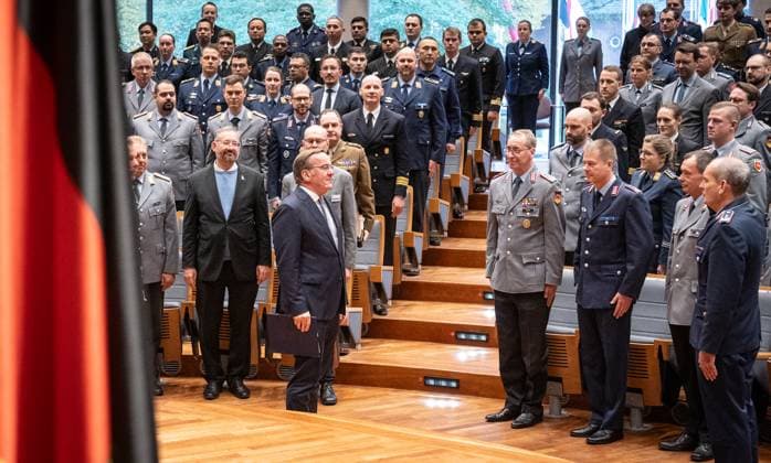 News Themen der Woche KW43 News Bilder des Tages Antrittsbesuch von Verteidigungsminister Boris Pistorius bei der Führungsakademie der Bundeswehr in Hamburg ;Antrittsbesuch von Verteidigungsminister Boris Pistorius bei der Führungsakademie der Bundeswehr in Hamburg , Hamburg Hamburg Deutschland Führungsakademie *** Inaugural visit by Defense Minister Boris Pistorius to the Bundeswehr Command and Staff College in Hamburg Inaugural visit by Defense Minister Boris Pistorius to the Bundeswehr Command and Staff College in Hamburg , Hamburg Hamburg Germany Command and Staff College