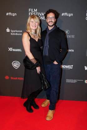 Corinna Nilson mit Begleitung bei der Verleihung der Cologne Awards auf dem 33. Film Festival Cologne 2023 im E-Werk. Köln, 26.10.2023