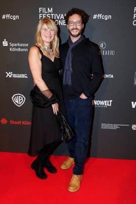 Corinna Nilson mit Begleitung bei der Verleihung der Cologne Awards auf dem 33. Film Festival Cologne 2023 im E-Werk. Köln, 26.10.2023