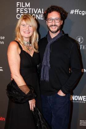 Corinna Nilson mit Begleitung bei der Verleihung der Cologne Awards auf dem 33. Film Festival Cologne 2023 im E-Werk. Köln, 26.10.2023