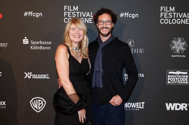 Corinna Nilson mit Begleitung bei der Verleihung der Cologne Awards auf dem 33. Film Festival Cologne 2023 im E-Werk. Köln, 26.10.2023