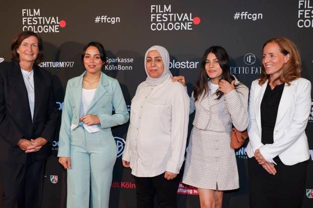 Olfa Hamrouni mit ihren Töchtern Eya und Tayssir bei der Verleihung der Cologne Awards auf dem 33. Film Festival Cologne 2023 im E-Werk. Köln, 26.10.2023