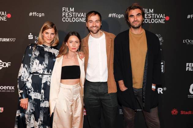 Bettine Langehein, Bianca Hauda, Gast und Marco Wolter bei der Verleihung der Cologne Awards auf dem 33. Film Festival Cologne 2023 im E-Werk. Köln, 26.10.2023