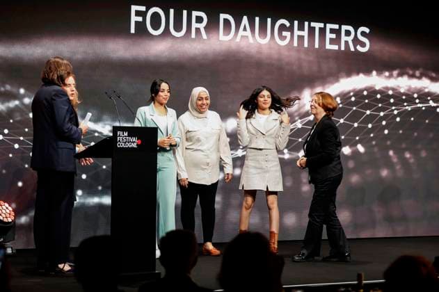 Olfa Hamrouni mit ihren Töchtern Eya und Tayssir bei der Verleihung der Cologne Awards auf dem 33. Film Festival Cologne 2023 im E-Werk. Köln, 26.10.2023