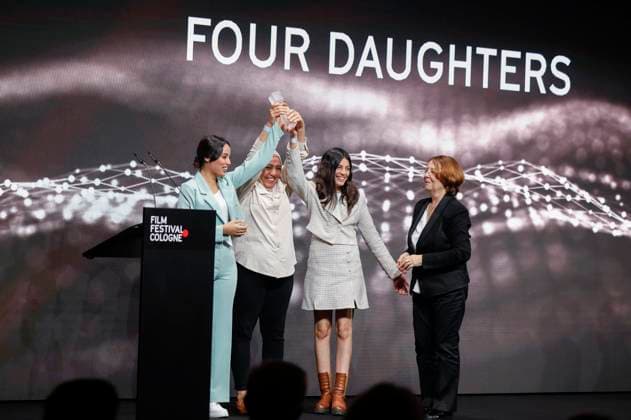 Olfa Hamrouni mit ihren Töchtern Eya und Tayssir bei der Verleihung der Cologne Awards auf dem 33. Film Festival Cologne 2023 im E-Werk. Köln, 26.10.2023