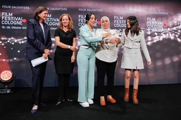 Olfa Hamrouni mit ihren Töchtern Eya und Tayssir bei der Verleihung der Cologne Awards auf dem 33. Film Festival Cologne 2023 im E-Werk. Köln, 26.10.2023