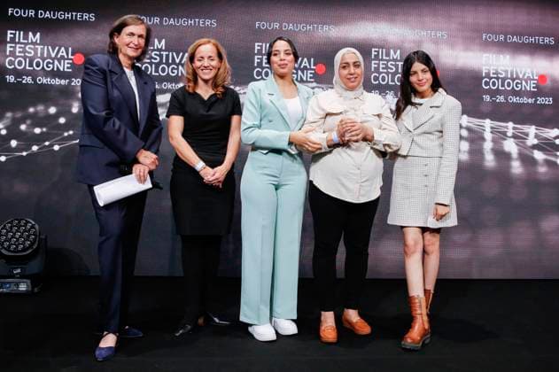 Olfa Hamrouni mit ihren Töchtern Eya und Tayssir bei der Verleihung der Cologne Awards auf dem 33. Film Festival Cologne 2023 im E-Werk. Köln, 26.10.2023