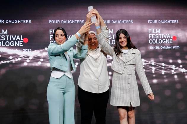 Olfa Hamrouni mit ihren Töchtern Eya und Tayssir bei der Verleihung der Cologne Awards auf dem 33. Film Festival Cologne 2023 im E-Werk. Köln, 26.10.2023