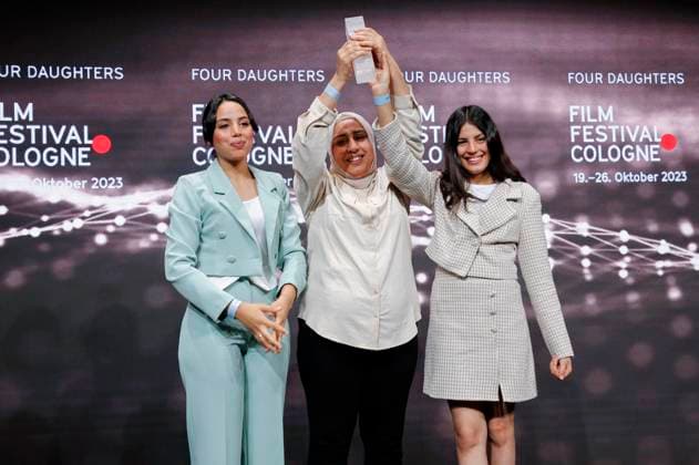 Olfa Hamrouni mit ihren Töchtern Eya und Tayssir bei der Verleihung der Cologne Awards auf dem 33. Film Festival Cologne 2023 im E-Werk. Köln, 26.10.2023