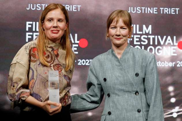 Justine Triet und Sandra Hüller bei der Verleihung der Cologne Awards auf dem 33. Film Festival Cologne 2023 im E-Werk. Köln, 26.10.2023