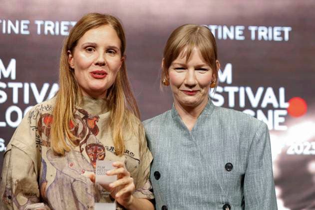 Justine Triet und Sandra Hüller bei der Verleihung der Cologne Awards auf dem 33. Film Festival Cologne 2023 im E-Werk. Köln, 26.10.2023
