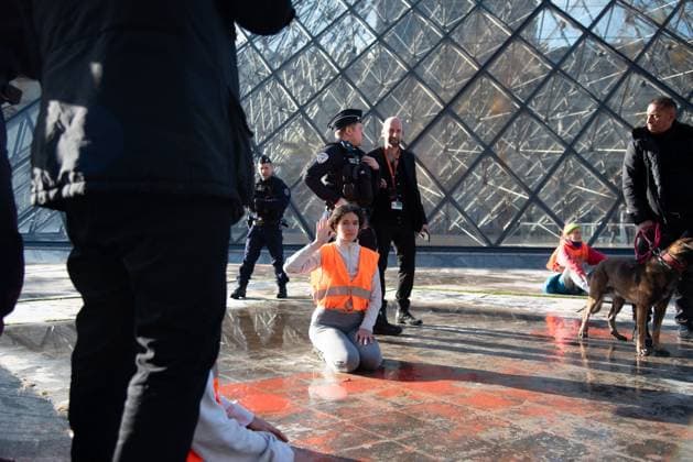 Bilder des Jahres 2023, News 10 Oktober Environmental Activists Climb The Louvre Pyramid - Paris Activists of the environmental group Derniere Renovation (Last Renovation), aiming at raising awareness about climate change, are detained by police officers after climbing the Louvre Pyramid in an attempt to unfurl a banner while others threw paint at the monument, in Paris, France on October 27, 2023. This action aims to put pressure on the debates at the Assembly of the 2024 budget so that MPs vote 12 billion euros for the thermal renovation of buildings. Photo by Florian Poitout ABACAPRESS.COM Paris France  Copyright: xPoitoutxFlorian ABACAx 873495_018 PoitoutxFlorian ABACAx 873495_018