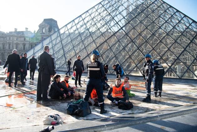 News Themen der Woche KW43 News Bilder des Tages Environmental Activists Climb The Louvre Pyramid - Paris Activists of the environmental group Derniere Renovation (Last Renovation), aiming at raising awareness about climate change, are detained by police officers after climbing the Louvre Pyramid in an attempt to unfurl a banner while others threw paint at the monument, in Paris, France on October 27, 2023. This action aims to put pressure on the debates at the Assembly of the 2024 budget so that MPs vote 12 billion euros for the thermal renovation of buildings. Photo by Florian Poitout ABACAPRESS.COM Paris France  Copyright: xPoitoutxFlorian ABACAx 873495_019 PoitoutxFlorian ABACAx 873495_019