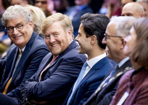 Entertainment Themen der Woche KW43 Entertainment Bilder des Tages ROTTERDAM - Han Fennema, CEO Gasunie, King Willem-Alexander, outgoing Minister Rob Jetten of Climate and Energy and Mayor Ahmed Aboutaleb of Rotterdam during the start of the construction of the first part of the national hydrogen network. From 2030, this network will connect the major hydrogen industrial regions in the Netherlands and with Germany and Belgium. ANP KOEN VAN WEEL netherlands out - belgium out  Copyright: xx x482256733x originalFilename: 482256733.jpg