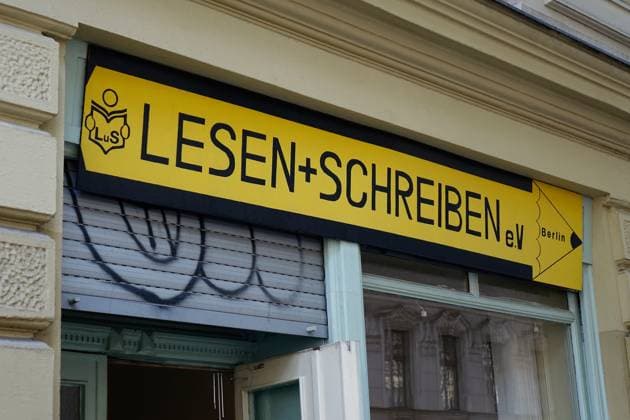 Verein Lesen und Schreiben Verein Lesen und Schreiben, 26.09.2023, Neukölln, Herrnhuter Weg, Berlin, Der Verein Lesen und Schreiben befindet sich im Herrnhuter Weg von Berlin. *** Reading and Writing Association Reading and Writing Association, 26 09 2023, Neukölln, Herrnhuter Weg, Berlin, The Reading and Writing Association is located in Herrnhuter Weg of Berlin.