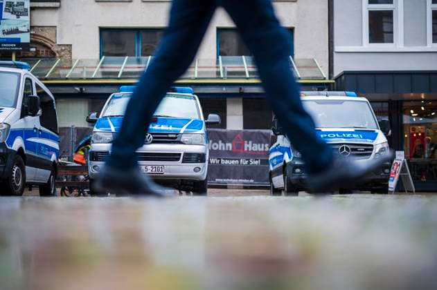 27.10.2023 - Pro Palästina Frieden Demonstration in Minden: Rund 180 Teilnehmer protestieren friedlich. Im Bild: Polizeiautos, Polizeiwagen. , Minden Nordrhein-Westfalen Deutschland Innenstadt *** 27 10 2023 Pro Palestine Peace Demonstration in Minden Around 180 participants protest peacefully In the picture police cars, police car , Minden North Rhine Westphalia Germany city center
