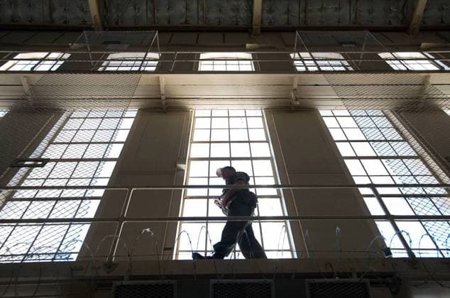 Justiz, Symbolfotos October 3, 2023: A prison guard carries his weapon while he walks along a catwalk inside East Block at San Quentin State Prison on Tuesday, Dec. 29, 2015, in San Quentin, California. - ZUMAm67_ 20231003_zaf_m67_044 Copyright: xRandyxPenchx