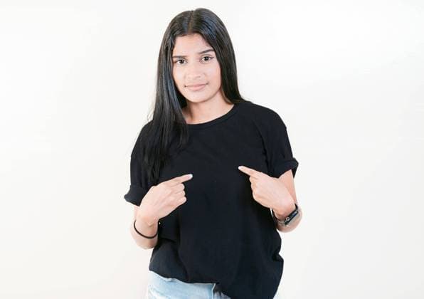  Peinlich berührte junge Frau, die auf sich selbst zeigt, isoliert. Verwirrtes Mädchen, das auf sich selbst zeigt, isoliert *** embarrassing Touched Boy Woman, the at itself Self shows, isolated Verwirrtes Girls, the at itself Self shows, isolated Copyright: imageBROKER/IsaixHernandez ibxiih09765566.jpg ,model released, Symbolfoto ,property released RECORD DATE NOT STATED