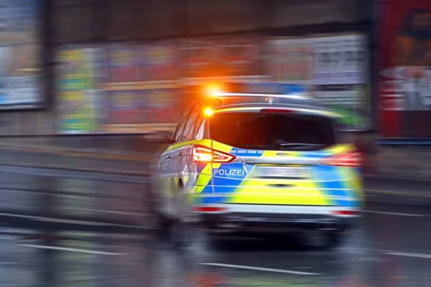 Kontrolle in Vororten von Essen BEARBEITET: Zügige Streifenfahrt und Kontrolle der Polizei in einem Essener Vorort Essen Nordrhein-Westfalen Deutschland *** Control in suburbs of Essen BEARBEITET Rapid patrol and control of the police in a suburb of Essen North Rhine Westphalia Germany