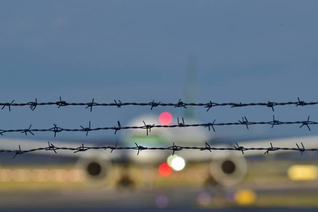 27.10.2023 Abschiebeflug Symbol. Abschiebung. Flugzeug an einem Flughafen hinter Stacheldraht. Frankfurt am Main Fraport Hessen Deutschland *** 27 10 2023 deportation flight symbol deportation plane at an airport behind barbed wire Frankfurt am Main Fraport Hessen Germany
