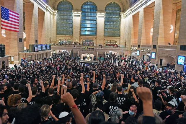 Bilder des Jahres 2023, News 10 Oktober News Themen der Woche KW43 October 27, 2023, New York, New York, USA: Protesters gather for a sit-in in Grand Central Terminal at rush hour to demand a ceasefire in Gaza and Israel. Included in amongst the protesters are Jews for Ceasefire Now. (PHOTO: Andrea RENAULT Zuma Press) New York USA - ZUMAg115 20231027_faf_g115_022 Copyright: xAndreaxRenaultx
