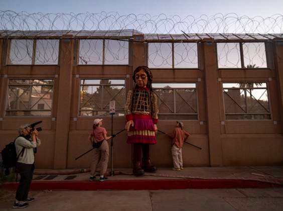October 27, 2023, Nogales, Arizona, USA: Little Amal, the 12 foot puppet of a Syrian refugee girl, is overcome by the reality of the border wall separating family and friends on the Mexican side of the border from their neighbors on the United States side. Nogales USA - ZUMAd155 20231027_znp_d155_017 Copyright: xSuexDorfmanx