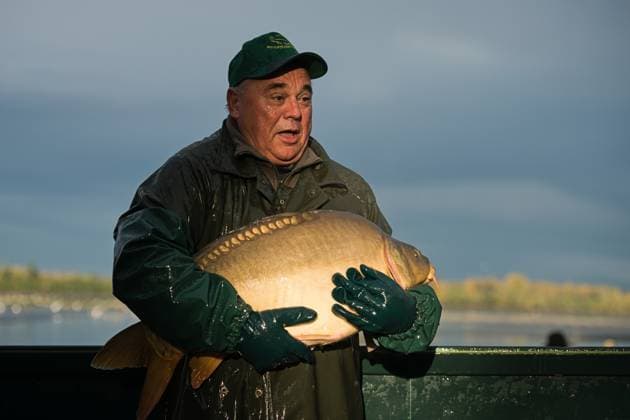 Bilder des Jahres 2023, News 10 Oktober News Themen der Woche KW43 News Bilder des Tages Fishermen fish out the Vrkoc pond in Nova Ves, Brno-Country District, Czech Republic, on October 28, 2023. (CTKxPhoto PatrikxUhlir) CTKPhotoP2023102802946  CTKPhotoP2023102802946