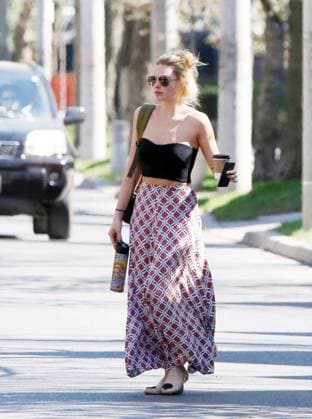 EXCLUSIVE: Margot Robbie takes a break from filming Suicide Squad in Toronto 136751, EXCLUSIVE: Margot Robbie takes a break from filming Suicide Squad in Toronto. The actress wore a pretty red and blue checkered high-waisted maxi skirt with a black strapless crop top. Toronto, Canada - Wednesday May 6, 2015. CANADA OUT, Credit:PacificCoastNews Avalon Canada, Toronto  Copyright: xPacificCoastNewsx xAvalonx 0519528944