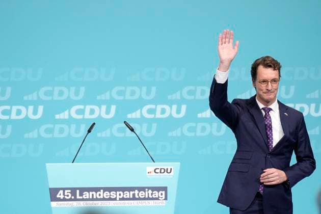 News Themen der Woche KW43 45. Landesparteitag der CDU Nordrhein-Westfalen Ministerpraesident Hendrik Wuest (CDU) bedankt sich und winkt Delegierten nach seiner Rede auf dem 45. Landesparteitag der CDU NRW , Huerth, 28.10.2023 Huerth Nordrhein-Westfalen Deutschland *** 45 State Party Congress of the CDU North Rhine Westphalia State President Hendrik Wuest CDU thanks and waves to delegates after his speech at the 45 State Party Congress of the CDU NRW , Huerth, 28 10 2023 Huerth North Rhine Westphalia Germany