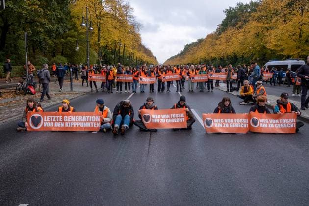 Mit einer Massenbesetzung der Strasse des 17. Juni in Berlin haben Klimaschuetzer am Samstag (28.10.2023) fuer einen Ausstieg aus fossiler Energie demonstriert. An den Protesten an der Siegessaeule nahmen nach Angaben der Polizei mehrere hundert Menschen teil, die die Strasse teils sitzend blockierten. Sich dort festzukleben, sei verboten worden, erklaerte die Polizei. Aufgerufen hatte die Initiative Letzte Generation . Mit den Protesten nach niederlaendischem Vorbild sollte der Forderung nach einem Aus fuer Subventionen fuer fossile Energien Ausdruck verliehen werden. (Siehe epd-Meldung vom 28.10.2023) EDITORIAL USE ONLY *** With a mass occupation of the Strasse des 17 Juni in Berlin, climate activists demonstrated on Saturday 28 10 202 Copyright: epd-bild RolfxZoellner _DSF4791