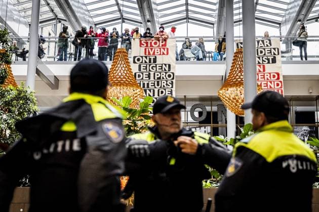 News Themen der Woche KW43 News Bilder des Tages THE HAGUE - Protesters occupy the lobby of the World Trade Center (WTC) after a demonstration at the Koekamp for the housing protest. The activists want the government to intervene in the housing market and take measures for more affordable housing. ANP REMKO DE WAAL netherlands out - belgium out  Copyright: xx x482341855x originalFilename: 482341855.jpg