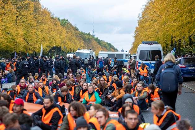 Massenbesetzung der Klima-Kleber auf der Straße des 17. Juni, Hunderte Klima-Aktivisten haben am Samstag in Berlin demonstriert. Sie stellten sich gegen Mittag an mehreren Stellen auf die Straße des 17. Juni im Tiergarten und brachten damit den Verkehr zum Erliegen. Laut Angaben der Berliner Polizei die mit zahlreichen Kräften vor Ort im Einsatz war, klebten sich rund 100 Personen an die Fahrbahn und mussten teils aufwendig von Kräften der Berliner Polizei von der Fahrbahn gelöst werden. Die Straße des 17. Juni wurde zwischen Brandenburger Tor und Großer Stern komplett gesperrt. Berlin Berlin Deutschland *** Mass occupation of climate glue on the street of 17 June, hundreds of climate activists have demonstrated on Saturday in Berli