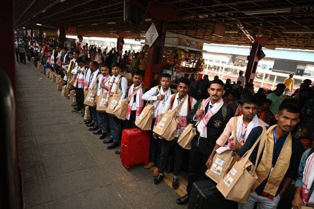 News Themen der Woche KW43 NEW DELHI, INDIA OCTOBER 27: Passengers arrive with the Amrit Kalash Meri Maati Mera Desh from Special train at New Delhi Railway Station ahead of two-days Amrit Kalash Mahotsav at Kartavya Path, India Gate, on October 27, 2023 in New Delhi, India. (Photo by Salman Ali Hindustan Times ) Passengers Arrive From Special Train At New Delhi Railway Station Ahead Of Two-Days Amrit Kalash Mahotsav