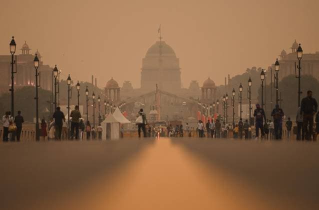 News Themen der Woche KW43 News Bilder des Tages NEW DELHI, INDIA OCTOBER 28: Heavy smog seen over Kartavya Path Lawns, on October 28, 2023 in New Delhi, India. (Photo by Vipin Kumar Hindustan Times ) Dense Smog Amid Rising Air Pollution Levels In Delhi-NCR