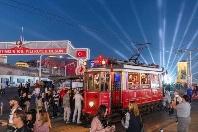 News Themen der Woche KW43 News Bilder des Tages October 28, 2023: Celebrations started in Taksim Square and Istiklal Street on the eve of the 100th anniversary of Republic Day in Istanbul, Turkey on October 28, 2023. Republic Day is a public holiday in Turkey commemorating the proclamation of the Republic of Turkey, on 29 October 1923. - ZUMAi72_ 20231028_znp_i72_019 Copyright: xTolgaxIldunx