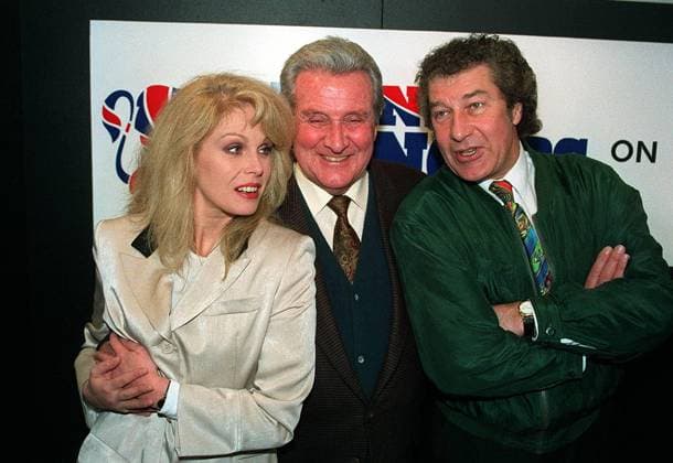Left to Right:- JOANNA LUMLEY, British Actress PATRICK MacNEE, British Actor GARETH HUNT, British Actor (Stars of the TV series The New Avengers ) Bandphoto Agency Photo B21 009002 A-07a 06.02.1995 Left to Right:- JOANNA LUMLEY, British Actress PATRICK MacNEE, British Actor GARETH HUNT, British Actor (Stars of the TV series The New Avengers ) Bandphoto Agency Photo B21 009002 A-07a 06.02.1995, Credit: Band Photo uppa.co.uk Avalon United Kingdom  Copyright: x xBandxPhotox xuppa.co.ukx xAvalonx 0506702827