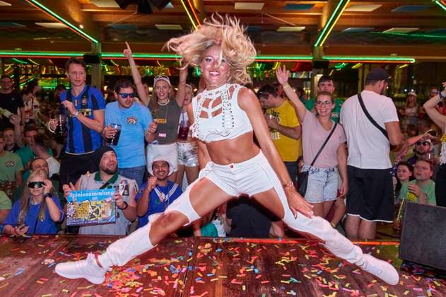 Entertainment Themen der Woche KW43 Nancy Franck live beim Mallorca Saison-Closing 2023 im Bierkönig in der Schinkenstrasse. S Arenal, 28.10.2023 *** Nancy Franck live at the Mallorca season closing 2023 in the Bierkönig in the ham street S Arenal, 28 10 2023 Foto:xU.xStammx xFuturexImagex mallorca_3128