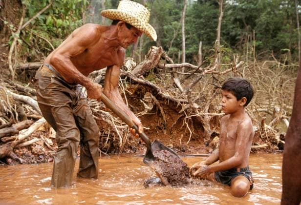 Venezuela Man and boy mining for gold by sifting through earth, dirt, by river Venezuela Man and boy mining for gold by sifting through earth, dirt, by river, Credit:Wolfgang Bayer Avalon  Copyright: xWolfgangxBayerx xAvalonx 0506953982
