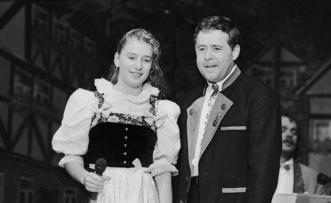 RECORD DATE NOT STATED Stefanie Hertel 04.02.1994, Chemnitz, Stadthalle Chemnitz, Konzert mit Stefanie Hertel und Vater Eberhard Hertel vor ausverkaufter Halle *** Stefanie Hertel 04 02 1994, Chemnitz, Stadthalle Chemnitz, concert with Stefanie Hertel and father Eberhard Hertel in front of sold-out hall