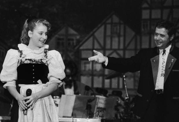 RECORD DATE NOT STATED Stefanie Hertel 04.02.1994, Chemnitz, Stadthalle Chemnitz, Konzert mit Stefanie Hertel und Vater Eberhard Hertel vor ausverkaufter Halle *** Stefanie Hertel 04 02 1994, Chemnitz, Stadthalle Chemnitz, concert with Stefanie Hertel and father Eberhard Hertel in front of sold-out hall