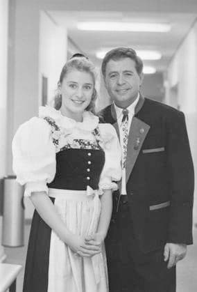 RECORD DATE NOT STATED Stefanie Hertel 04.02.1994, Chemnitz, Stadthalle Chemnitz, Konzert mit Stefanie Hertel und Vater Eberhard Hertel vor ausverkaufter Halle *** Stefanie Hertel 04 02 1994, Chemnitz, Stadthalle Chemnitz, concert with Stefanie Hertel and father Eberhard Hertel in front of sold-out hall