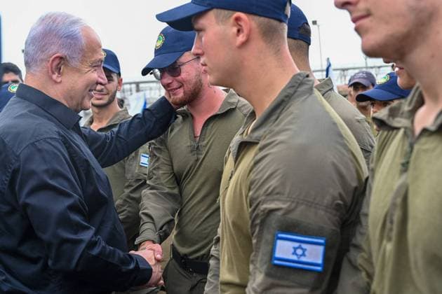 News Themen der Woche KW43 News Bilder des Tages October 29, 2023, Ashdod, Israel: Prime Minister BENJAMIN NETANYAHU visits the southern sector Navy base in Ashdod. Netanyahu talked to Navy commanders about naval activity during the war and the thwarting of dozens of terrorists who tried to infiltrate Israel by sea. Israel is engaged in a war with Hamas of the Gaza Strip following massive rocket fire from the Gaza Strip into Israel, infiltration of gunmen into Israeli territory, massacre of civilian women and children in their homes and hostage taking of civilians and soldiers. 350,000 reservists have been deployed, the Israel Air Force is massively bombing Gaza and ground forces are taking part in incursions into the Gaza Strip. Ashdod Israel - ZUMAi99_ 20231029_zip_i99_005 Copyright: xKobixGideon IsraelixGpox