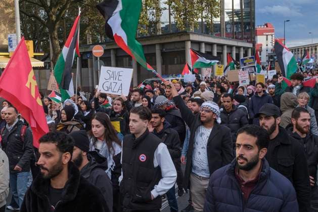 Solidaritätsdemonstration von Palästinensern gegen die Bombardierung Gazas am 29.10.2023 in Köln. *** Solidaritätsdemonstration von Palästinensern gegen die Bombardierung Gazas am 29.10.2023 in Köln. Nordrhein-Westfalen Deutschland, Germany GMS9651