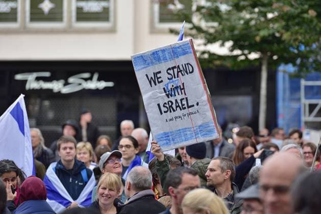 News Themen der Woche KW43 29.10.2023 Israel Demo Pro Israelische Kundgebung auf dem Stuttgarter Marktplatz. Etwa 1500 Menschen nahmen teil, unter den Rednern waren Bundesminister Cem Özdemir, Rabbiner Jahuda Puschkin und Antisemitismusbeauftragter Michael Blume. Stuttgart Marktplatz Baden Württemberg Deutschland *** 29 10 2023 Israel Demo Pro-Israel rally in Stuttgart marketplace About 1500 people attended, among the speakers were Federal Minister Cem Özdemir, Rabbi Yahuda Pushkin and anti-Semitism commissioner Michael Blume Stuttgart marketplace Baden Württemberg Germany
