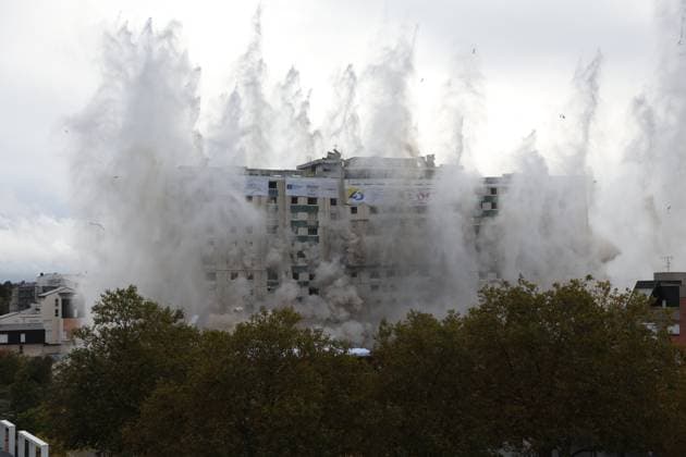 News Themen der Woche KW43 News Bilder des Tages The Emblematic T17 Tour Of Orleans Has Been Demolished Lightning strike of a 17 floors and 61-meter-high, emblematic building of the district for 53 ans, also called T17, in OrlÃ ans-La-Source, Loiret, France, on October 29, 2023. It had been uninhabited for two years, the last of its tenants left in May 2021. Photo by Pascal Avenet ABACAPRESS.COM OrlÃ ans-La-Source Loiret (45) France  Copyright: xAvenetxPascal ABACAx 873797_022 AvenetxPascal ABACAx 873797_022