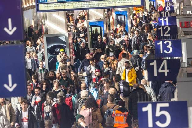 Reisende im Hauptbahnhof, Fahrgäste und Abfahrttafel im Hauptbahnhof Stuttgart. 28.10.2023, Stuttgart, Baden-Württemberg, Deutschland, Europa