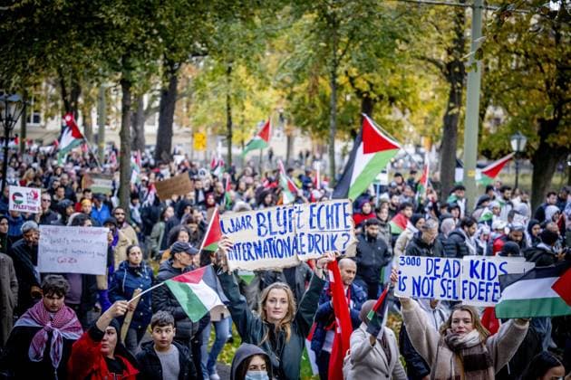 Bilder des Jahres 2023, News 10 Oktober News Themen der Woche KW43 News Bilder des Tages THE HAGUE - Participants during a national demonstration against the war in Gaza. The protest was organized by a group of Palestinian organizations. They want an immediate ceasefire and humanitarian aid for the people of Gaza. ANP ROBIN UTRECHT netherlands out - belgium out  Copyright: xx x482462482x originalFilename: 482462482.jpg