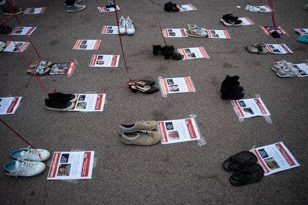 News Themen der Woche KW43 October 29, 2023, Barcelona, Barcelona, Spain: Dozens of shoes and posters put up by the Israeli community of Barcelona remember in an act for life the Hamas hostages, the kidnappings and the children killed since last October 7, when the war between Israel and Palestine restarted. Barcelona Spain - ZUMAa239 20231029_zip_a239_015 Copyright: xMarcxAsensioxClupesx